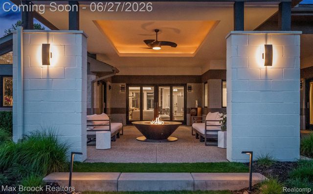 7400 Parkstone Lane, Bloomfield Charter Township, MI 48301