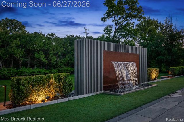 7400 Parkstone Lane, Bloomfield Charter Township, MI 48301