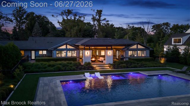 7400 Parkstone Lane, Bloomfield Charter Township, MI 48301