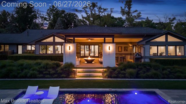 7400 Parkstone Lane, Bloomfield Charter Township, MI 48301