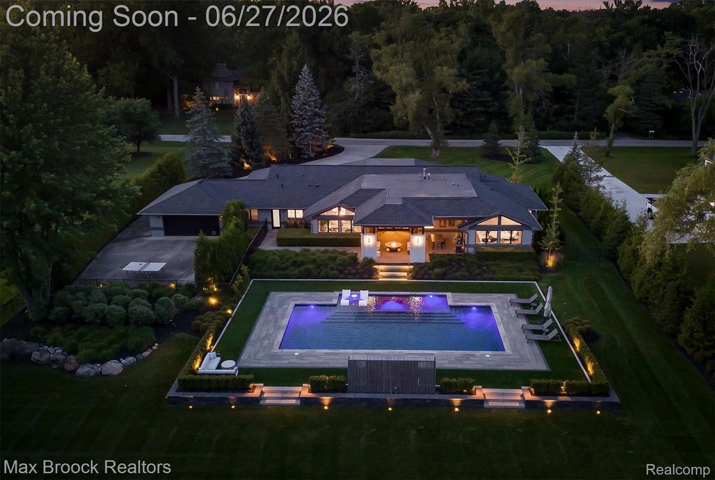 7400 Parkstone Lane, Bloomfield Charter Township, MI 48301