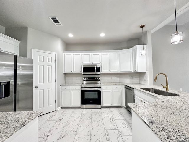 43446 Galvez Oaks Dr, Prairieville, LA 70769