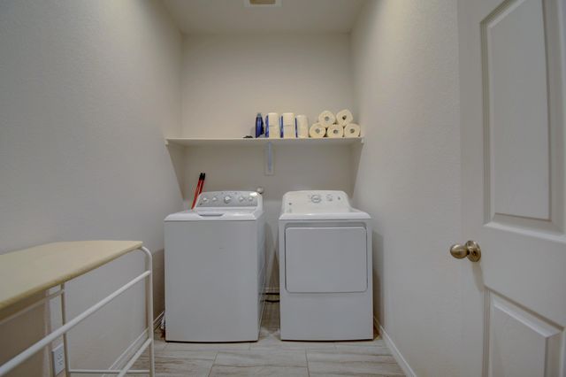 1043 Vallecito Loop NW, Los Lunas, NM 87031