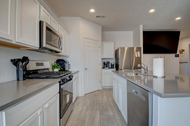 1043 Vallecito Loop NW, Los Lunas, NM 87031