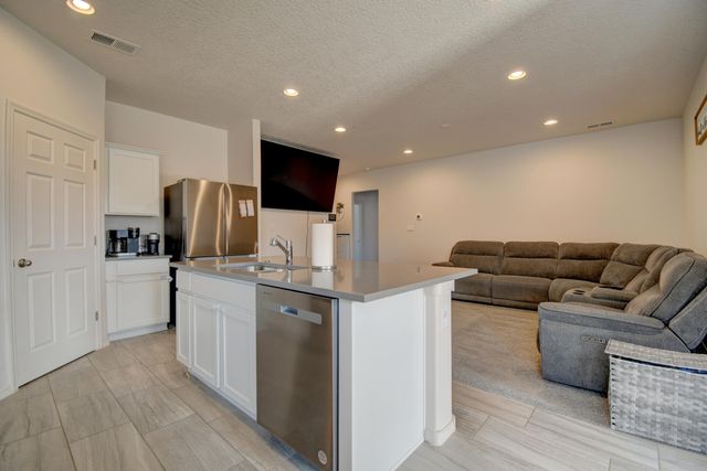 1043 Vallecito Loop NW, Los Lunas, NM 87031