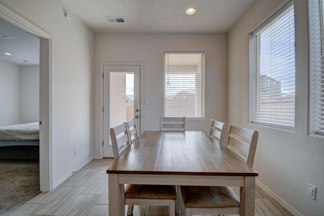 1043 Vallecito Loop NW, Los Lunas, NM 87031