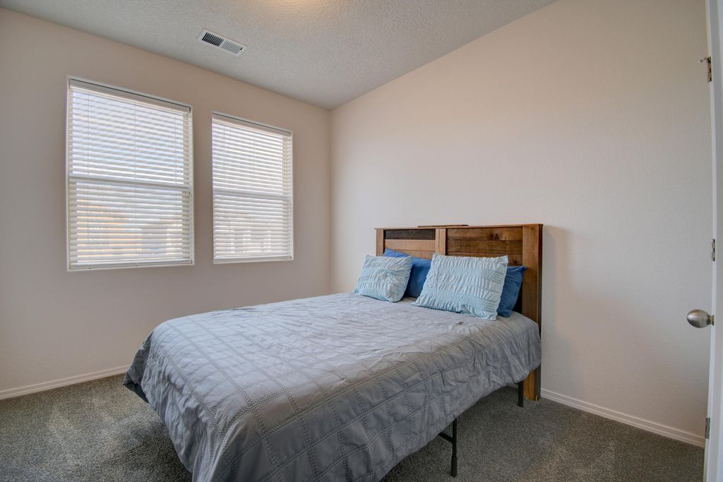 Image 12 of property listing at 1043 Vallecito Loop NW, Los Lunas, NM 87031