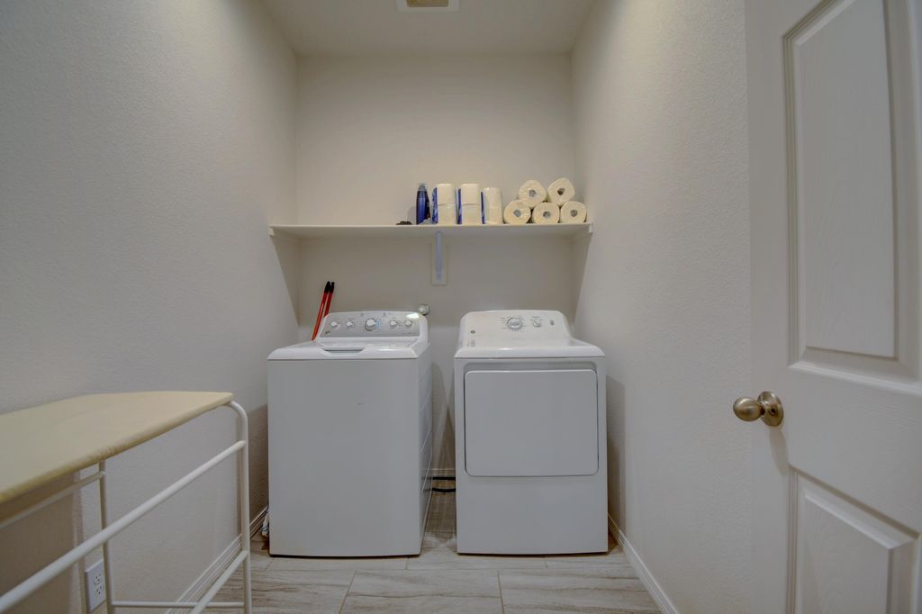 Image 15 of property listing at 1043 Vallecito Loop NW, Los Lunas, NM 87031