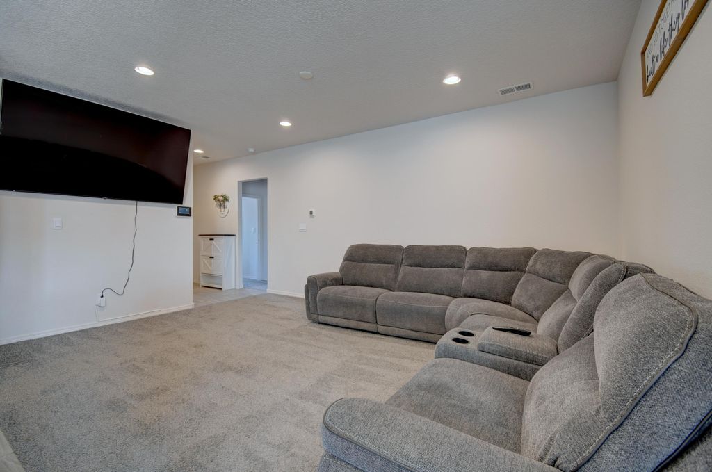 Image 4 of property listing at 1043 Vallecito Loop NW, Los Lunas, NM 87031