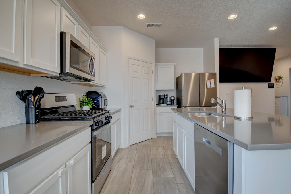 Image 5 of property listing at 1043 Vallecito Loop NW, Los Lunas, NM 87031