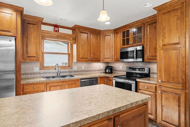 2715 W 1ST AVENUE, Appleton, WI 54914