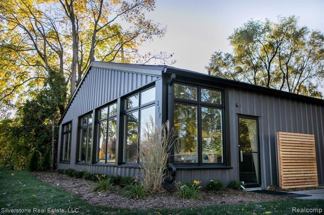 872 E Auburn Road, Rochester Hills, MI 48307