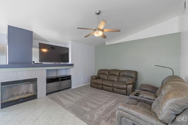 8512 Shoal Court, Bakersfield, CA 93312