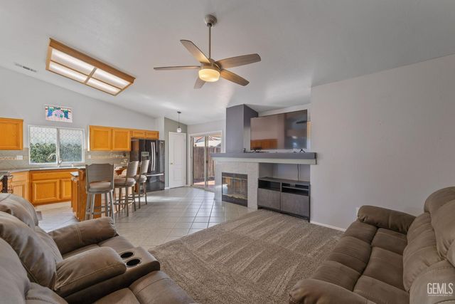 8512 Shoal Court, Bakersfield, CA 93312