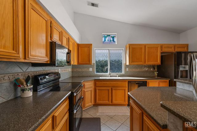 8512 Shoal Court, Bakersfield, CA 93312