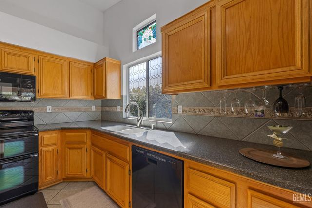 8512 Shoal Court, Bakersfield, CA 93312