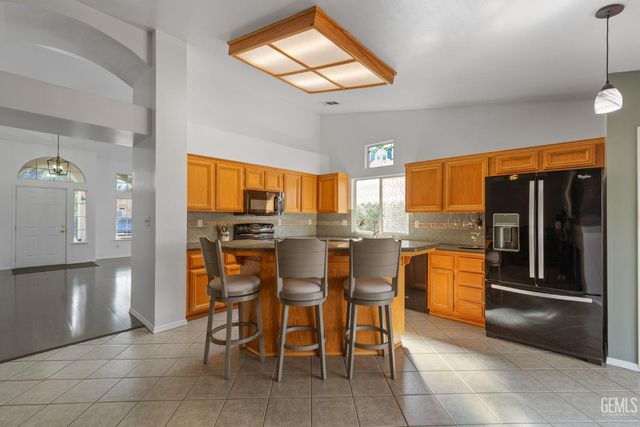 8512 Shoal Court, Bakersfield, CA 93312