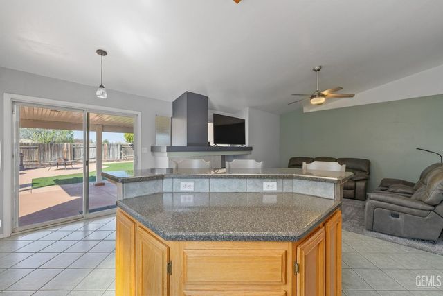 8512 Shoal Court, Bakersfield, CA 93312