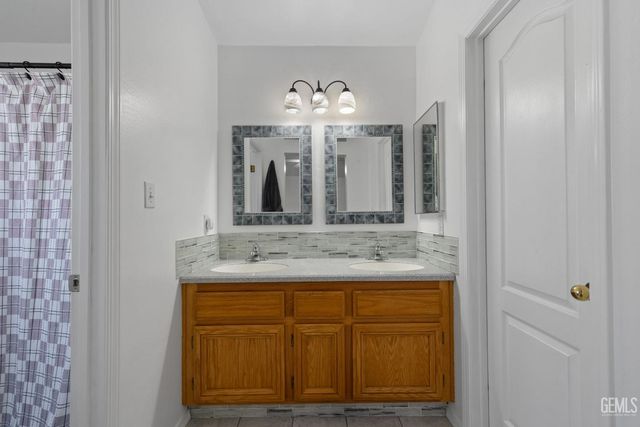 8512 Shoal Court, Bakersfield, CA 93312