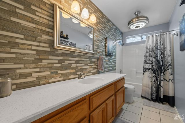 8512 Shoal Court, Bakersfield, CA 93312