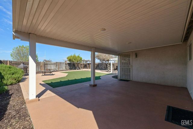 8512 Shoal Court, Bakersfield, CA 93312