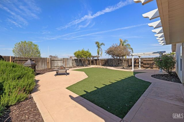 8512 Shoal Court, Bakersfield, CA 93312