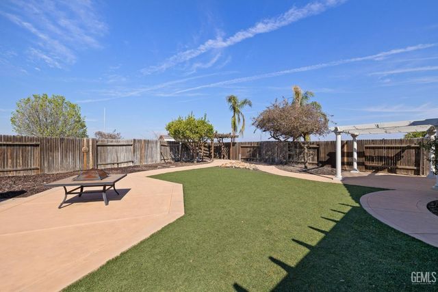 8512 Shoal Court, Bakersfield, CA 93312