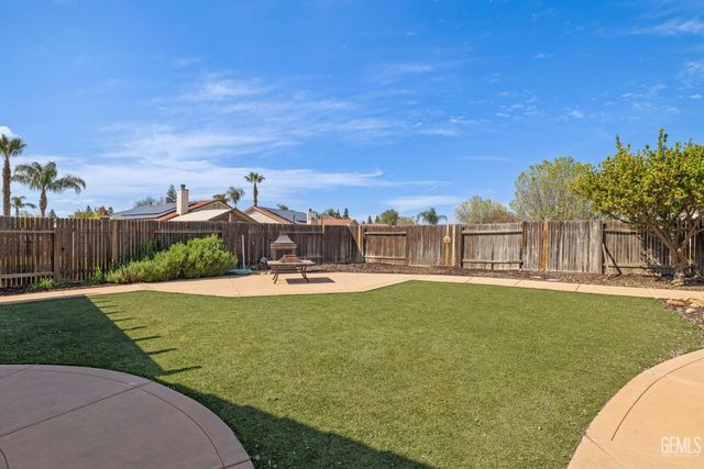 8512 Shoal Court, Bakersfield, CA 93312