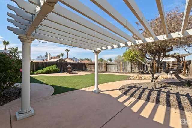 8512 Shoal Court, Bakersfield, CA 93312