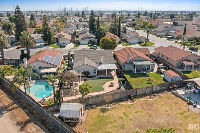 8512 Shoal Court, Bakersfield, CA 93312