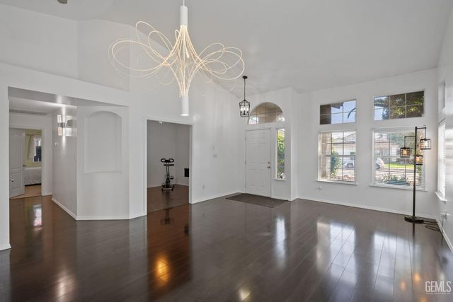 8512 Shoal Court, Bakersfield, CA 93312