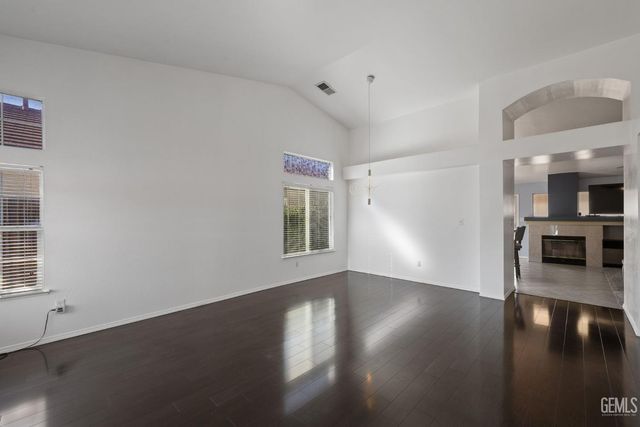 8512 Shoal Court, Bakersfield, CA 93312