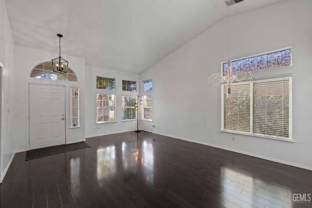 8512 Shoal Court, Bakersfield, CA 93312