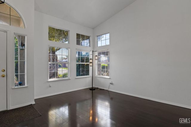 8512 Shoal Court, Bakersfield, CA 93312