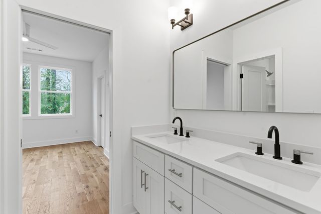 2235 Cruzen St, Nashville, TN 37211