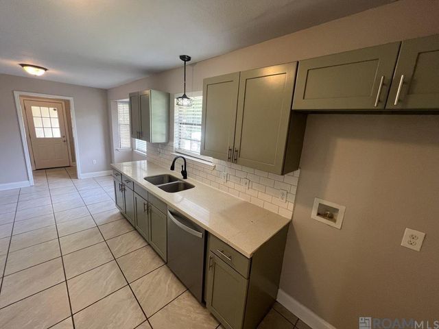 2530 Chantulane Ave, Denham Springs, LA 70726