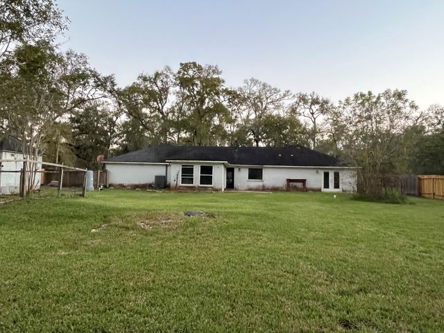 109 Buffalo Trail, Lake Jackson, TX 77566