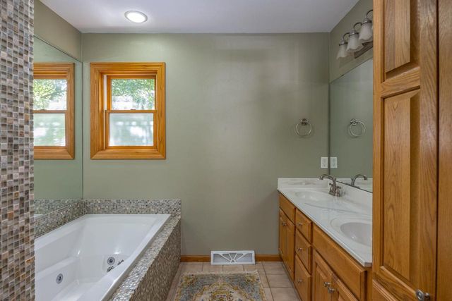 1752 HUNTERS GLEN DRIVE, Oshkosh, WI 54904