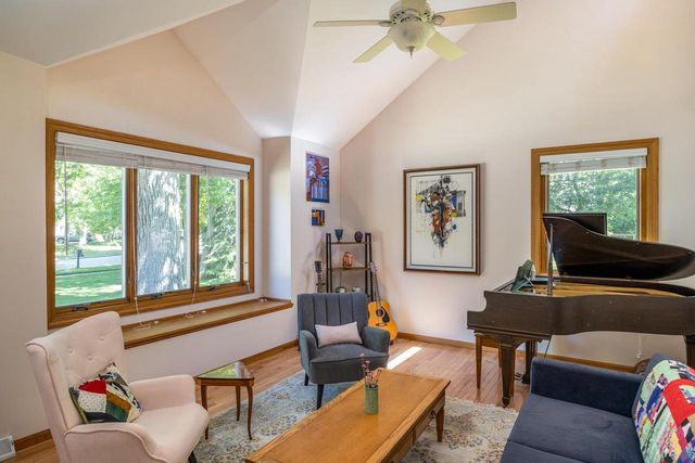 1752 HUNTERS GLEN DRIVE, Oshkosh, WI 54904