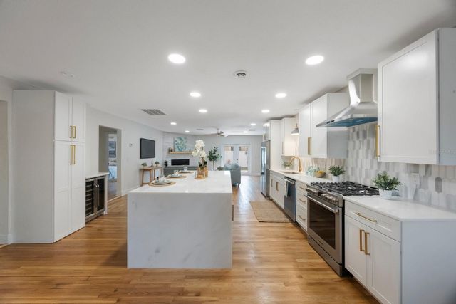 5020 15TH AVENUE N, St Petersburg, FL 33710
