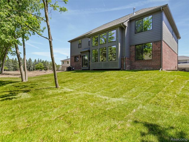 3941 Capstan Ct, Troy, MI 48083