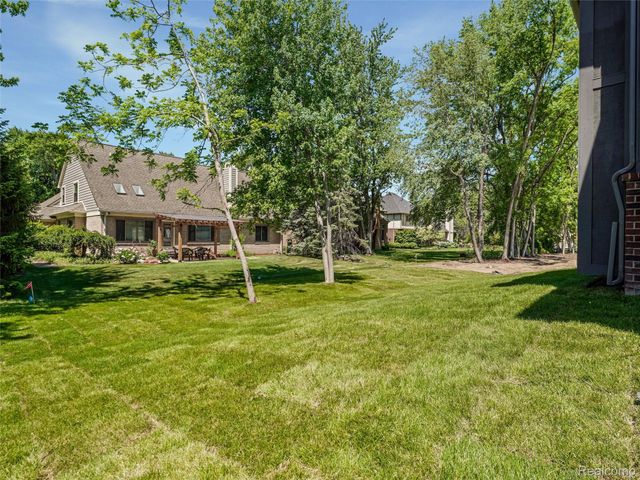 3941 Capstan Ct, Troy, MI 48083