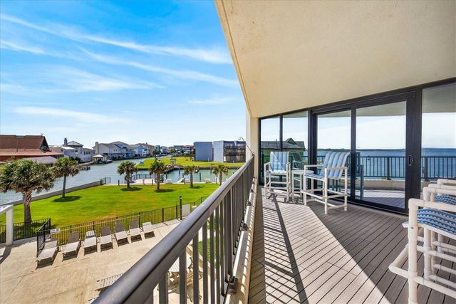 1000 N Station St 104, Port Aransas, TX 78373