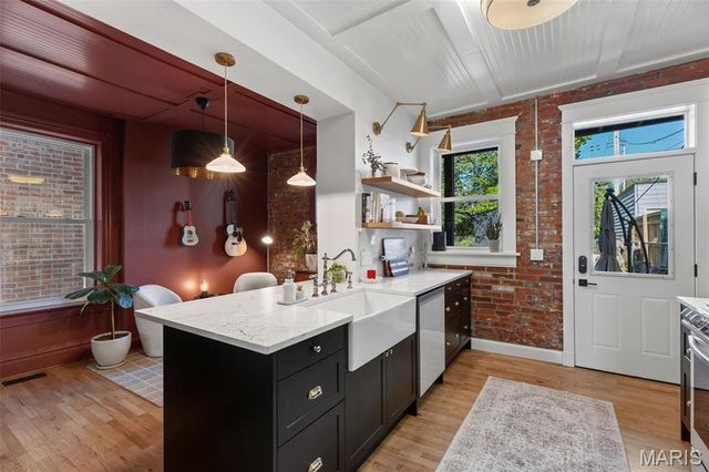 1047 S Taylor Avenue, St Louis, MO 63110