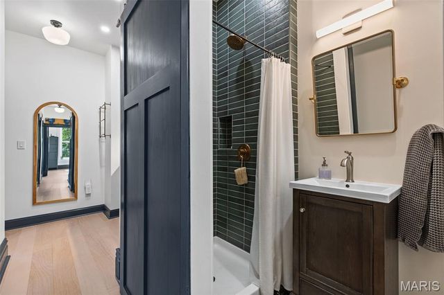 1047 S Taylor Avenue, St Louis, MO 63110
