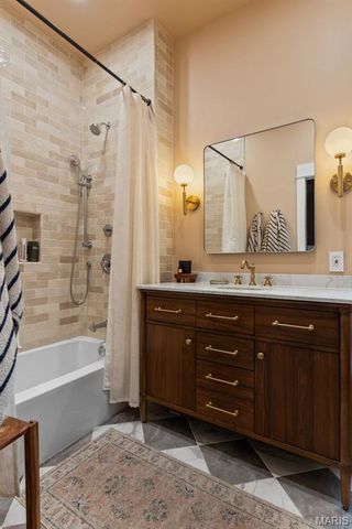 1047 S Taylor Avenue, St Louis, MO 63110