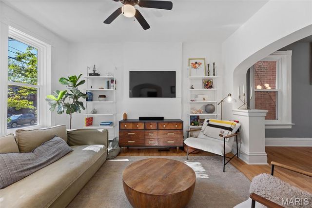 1047 S Taylor Avenue, St Louis, MO 63110