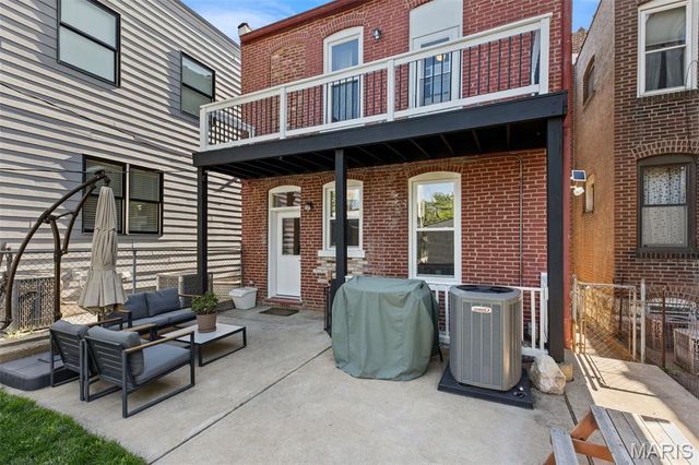 1047 S Taylor Avenue, St Louis, MO 63110