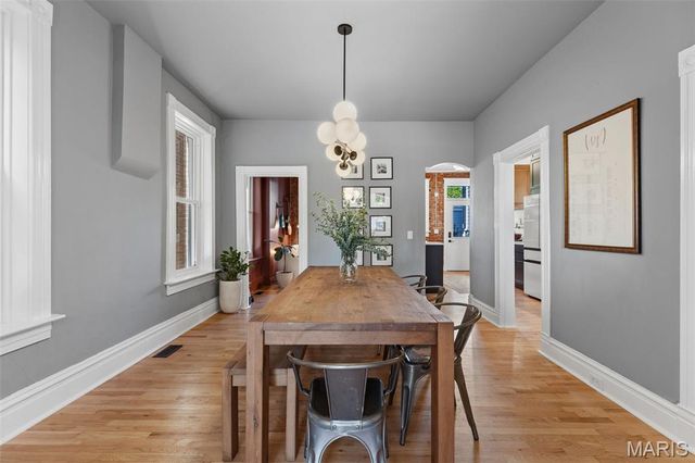 1047 S Taylor Avenue, St Louis, MO 63110