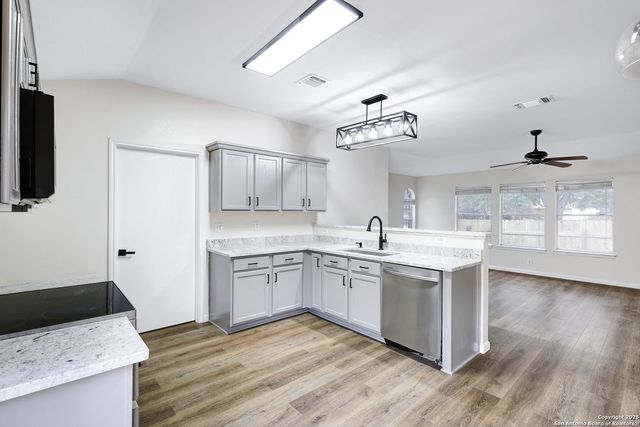 7102 Heathers Pl, San Antonio, TX 78227